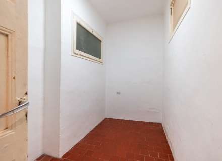 Building for sale in the pedestrian and commercial center of Figueres with high investment potential.32