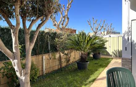 Acogedor apartamento en planta baja con gran terraza en sant pere pescador, alt empordà.