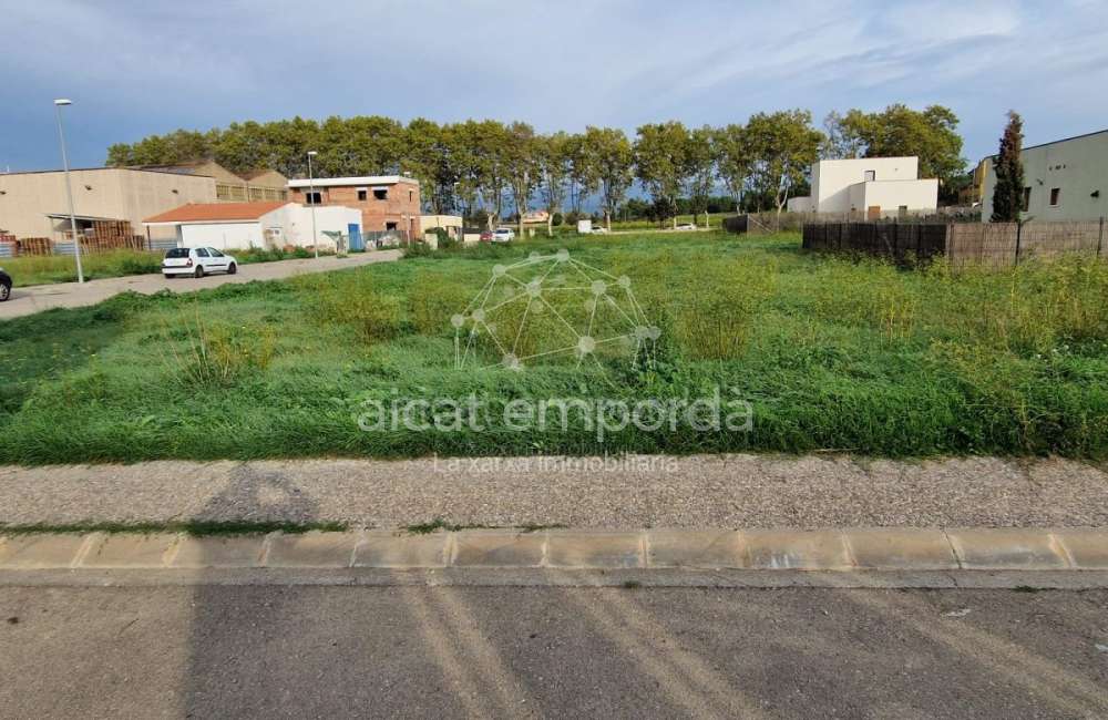 Gran parcel·la doble de 1604m2 per construir la teva casa amb piscina i perfecte jardí. Una oferta especial!6