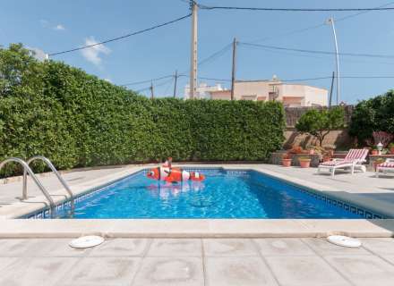 Gran casa amb piscina, garatge en un solar cantoner en zona tranquil·la.5