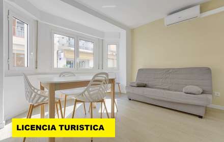 ¡a tan solo 30m de la playa y con licencia turística!