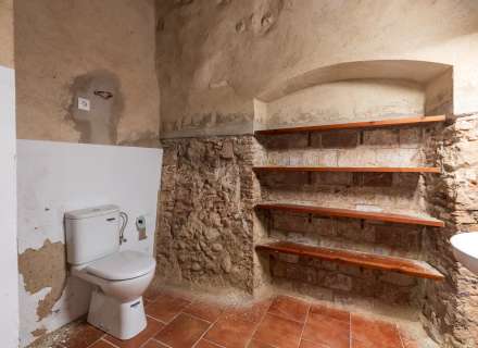 Building for sale in the pedestrian and commercial center of Figueres with high investment potential.12