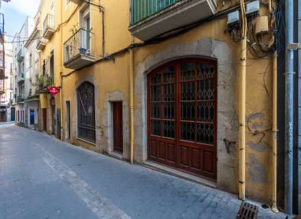 Building for sale in the pedestrian and commercial center of Figueres with high investment potential.1