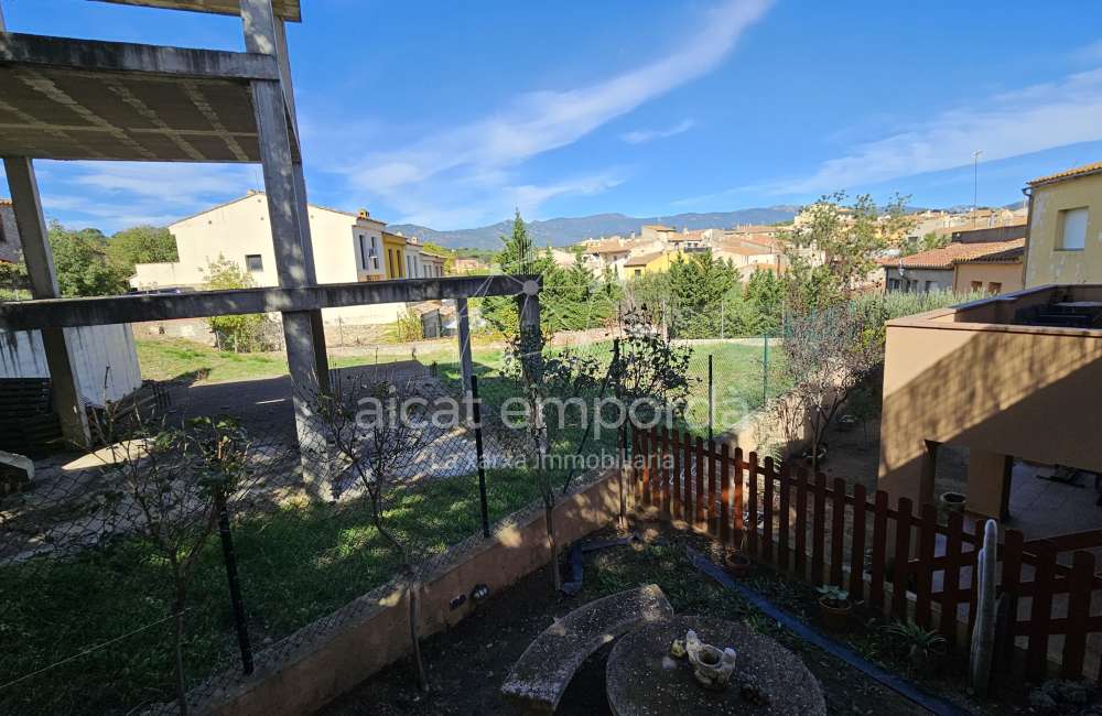 Parcel·la en venda dins del poble14