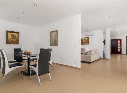 Magnifique maison moderne à Pau, située dans un quartier calme et privé de la Costa Brava.16