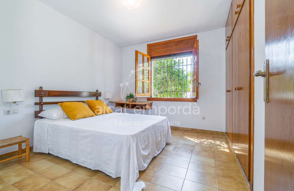 Maison/villa individuelle de style rustique, située à Bon Relax, à Sant Pere Pescador, à 1 km de la mer.18