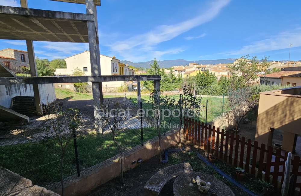 Parcel·la en venda dins del poble15