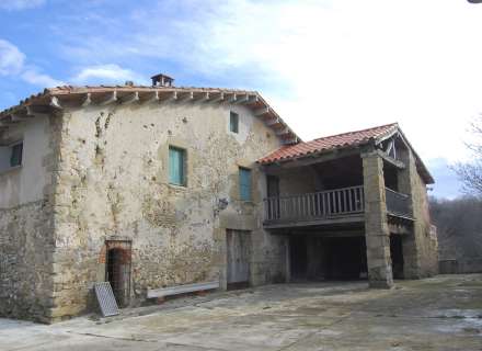 Magnifica finca ganadera y forestal en Vidrà a 3,5 km del pueblo con un camino de acceso pavimentado. Con una extensión de 108 hectáreas.2