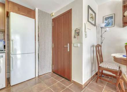 Pis lluminós amb vista al mar al Far de Roses4