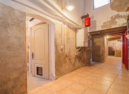 Busques una autèntica casa d’estil rústic en ple casc antic de Castelló d’Empúries?3