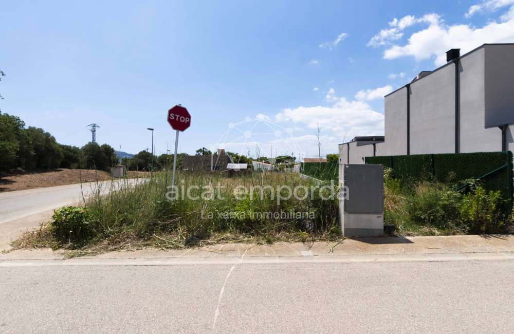 Terrain unifamilial constructible dans une urbanisation tranquille de Roses. Bonne opportunité !4