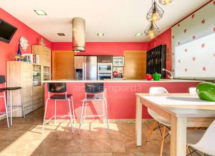 A Sta Llogaia privacitat, llum natural, espai a l’aire lliure... 396 m2 útils més 400 m2 de terreny 100% edificable.10