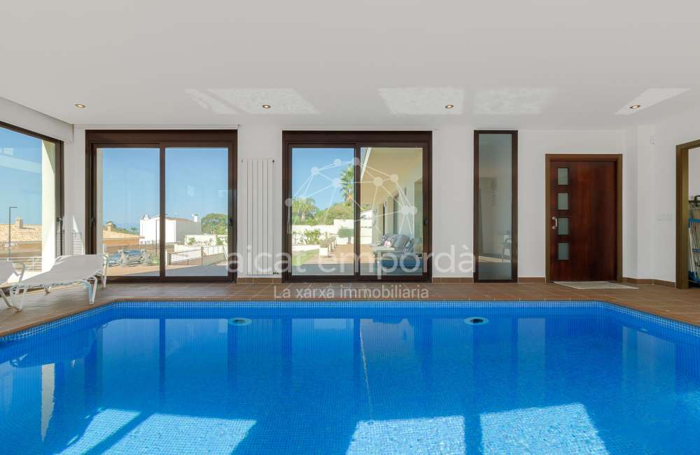 Magnífica casa moderna en Pau, ubicada en una zona tranquila y privada de la Costa Brava.13