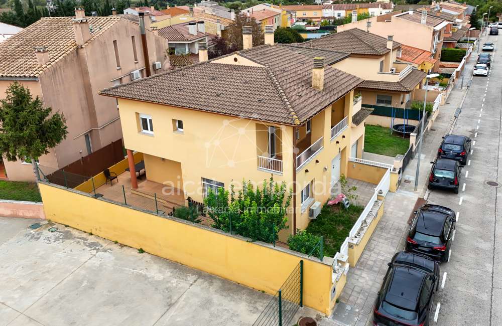 Vilafant : une maison mitoyenne d’angle avec jardin, terrasse et de l’espace pour profiter de la vie27
