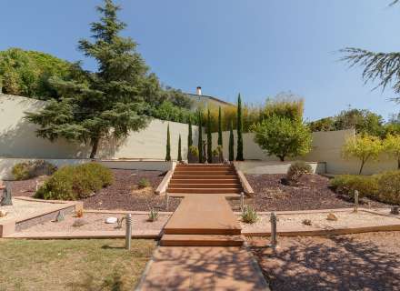 Magnifique maison moderne à Pau, située dans un quartier calme et privé de la Costa Brava.6