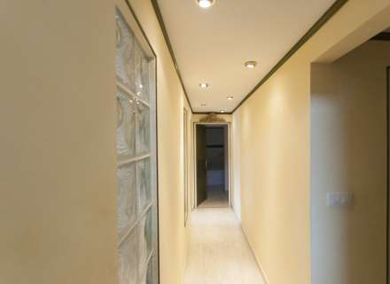 Casa amb jardí i dos apartaments.11