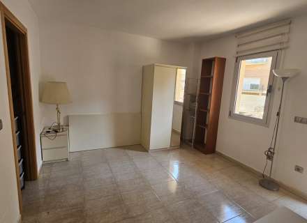 Studio à vendre à Figueres avec place de parking incluse, idéal pour les investisseurs.4