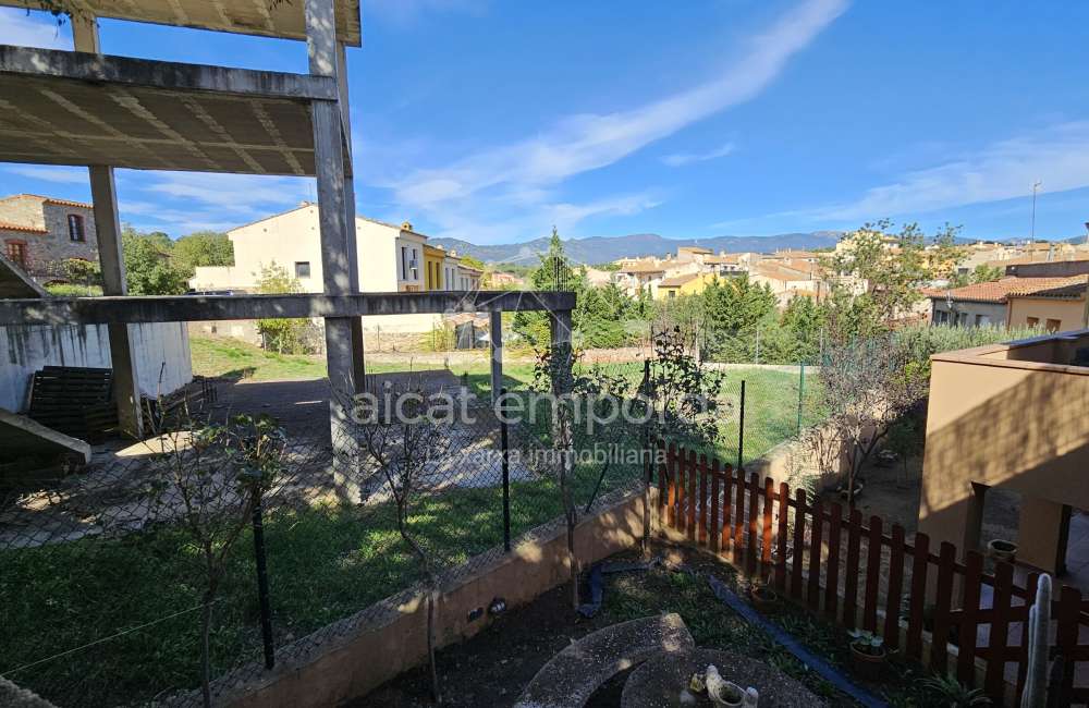 Parcel·la en venda dins del poble12