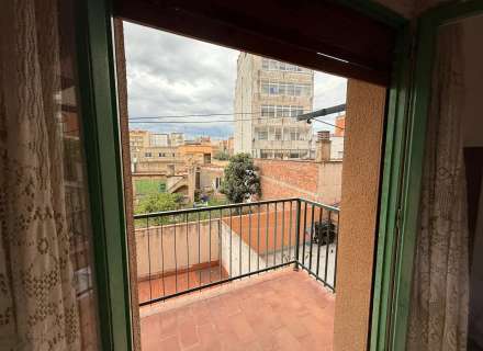 Piso de 4 habitaciones con balcón en Creu de la Ma15