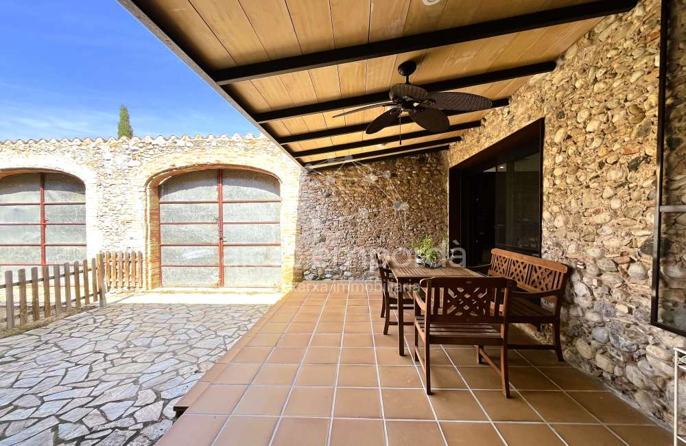 Maison moderne avec jardin et fort potentiel à Pontós.15