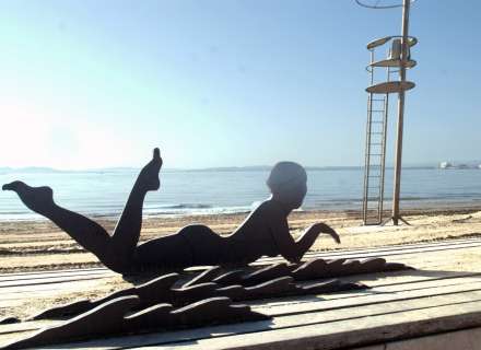 Gran casa amb piscina, garatge en un solar cantoner en zona tranquil·la.54