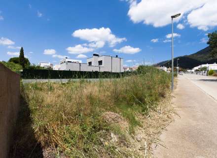 Terrain unifamilial constructible dans une urbanisation tranquille de Roses. Bonne opportunité !1