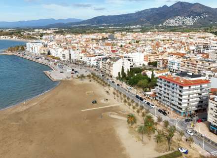 Apartment on the seafront. Avda De Rhodes1