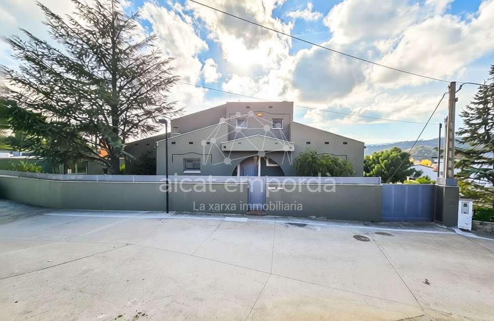 Casa de alto standing en La Jonquera: lujo entre montañas con piscina privada climatizada y vistas espectaculares0