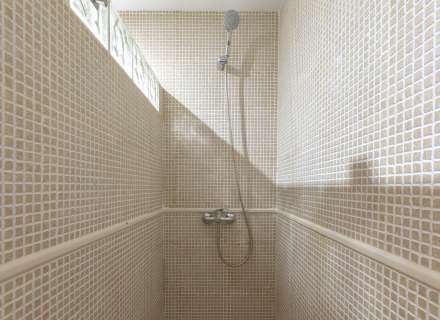 Pis lluminós amb vista al mar al Far de Roses19