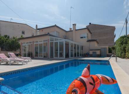 Gran casa amb piscina, garatge en un solar cantoner en zona tranquil·la.6