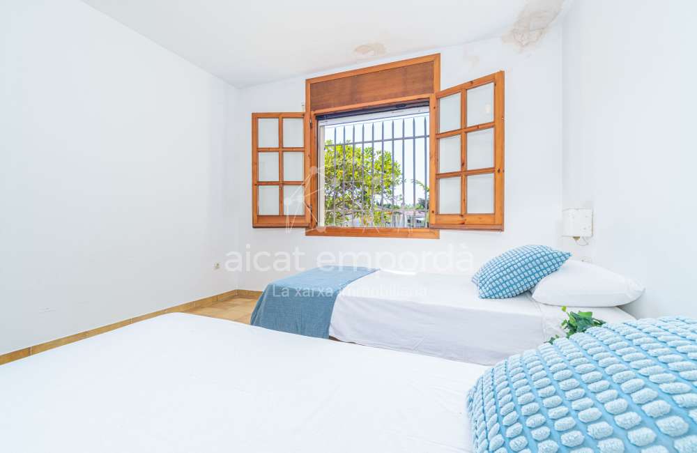 Maison/villa individuelle de style rustique, située à Bon Relax, à Sant Pere Pescador, à 1 km de la mer.28