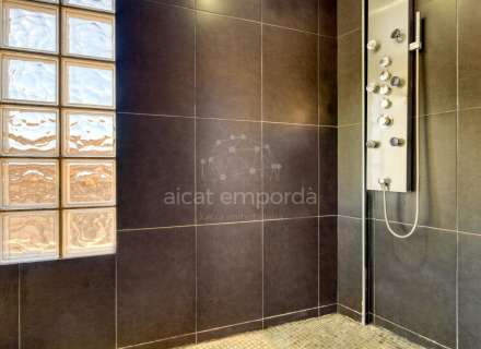 A Sta Llogaia privacitat, llum natural, espai a l’aire lliure... 396 m2 útils més 400 m2 de terreny 100% edificable.28