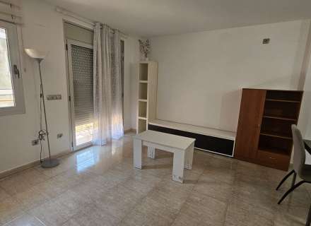 Studio à vendre à Figueres avec place de parking incluse, idéal pour les investisseurs.5
