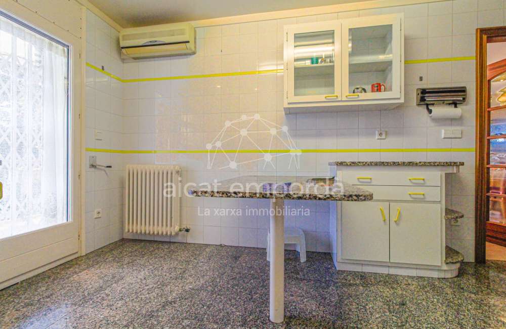¿Buscas una casa en Figueres con dos viviendas independientes?28