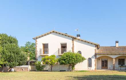Maison/villa individuelle de style rustique, située à bon relax, à sant pere pescador, à 1 km de la mer.