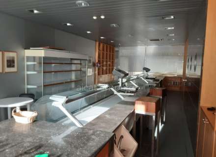 Carnicería totalmente equipada en la calle más comercial del Puerto de Llançà.1