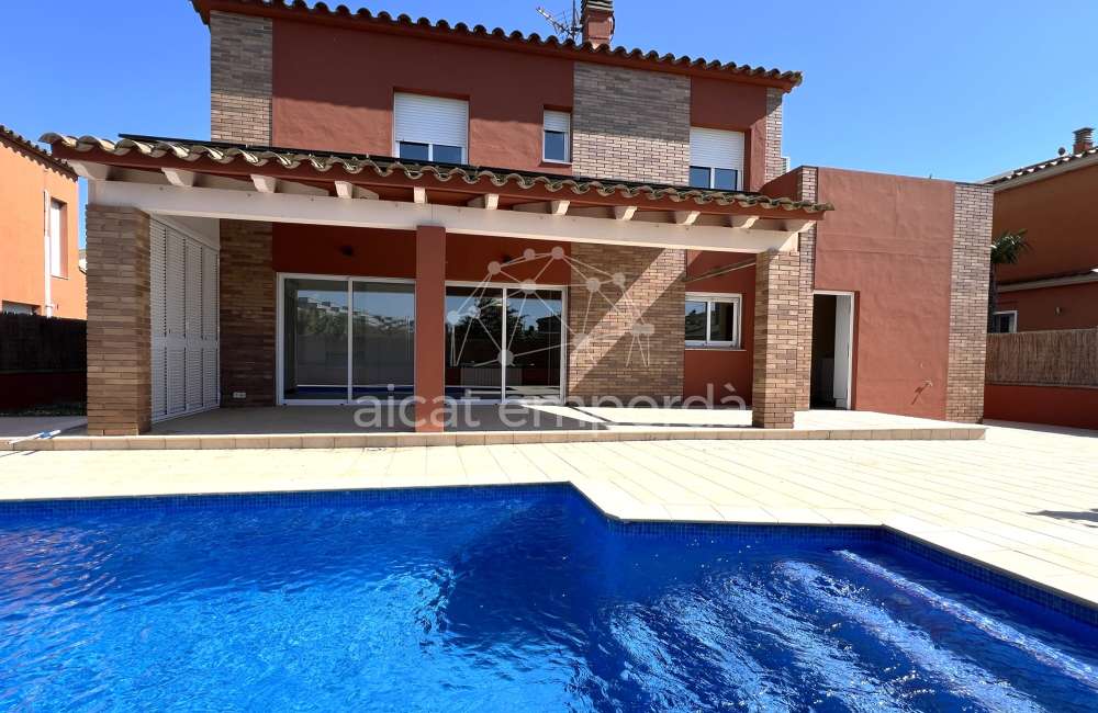 Excellente maison avec piscine privée dans un quartier très calme de Sant Pere Pescador.40