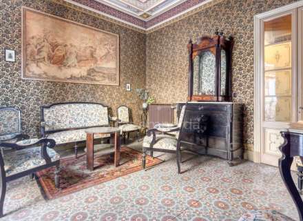 Building ideal for a small hotel, shopping center, or apartment building. Figueres Center. We have a summary of the current plan (PGOU).3