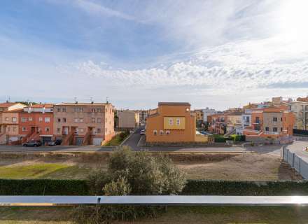 Apartament modern amb piscina comunitària i plaça d'aparcament.17