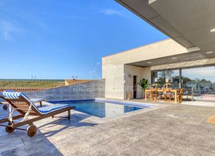 A Sta Llogaia privacitat, llum natural, espai a l’aire lliure... 396 m2 útils més 400 m2 de terreny 100% edificable.31