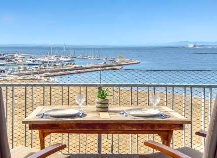 Apartment on the seafront. Avda De Rhodes8