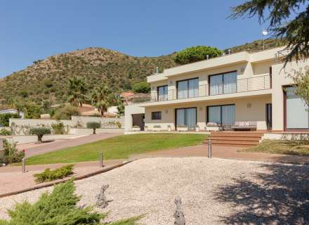 Magnifique maison moderne à Pau, située dans un quartier calme et privé de la Costa Brava.2