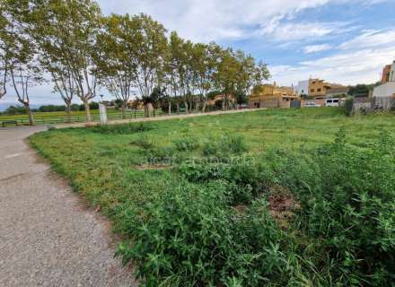 Grand terrain double de 1604m2 pour construire votre maison avec piscine et jardin parfait. Une offre spéciale !14