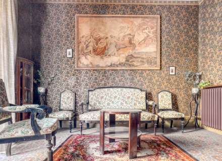 Building ideal for a small hotel, shopping center, or apartment building. Figueres Center. We have a summary of the current plan (PGOU).0