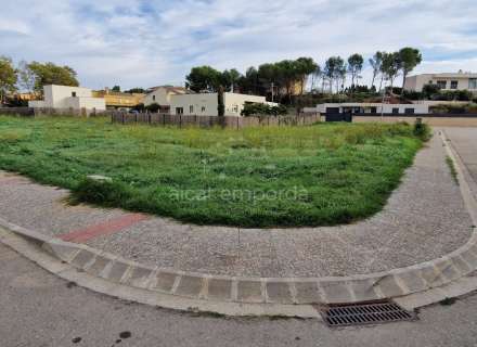 Grand terrain double de 1604m2 pour construire votre maison avec piscine et jardin parfait. Une offre spéciale !4