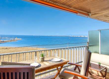 Apartment on the seafront. Avda De Rhodes0