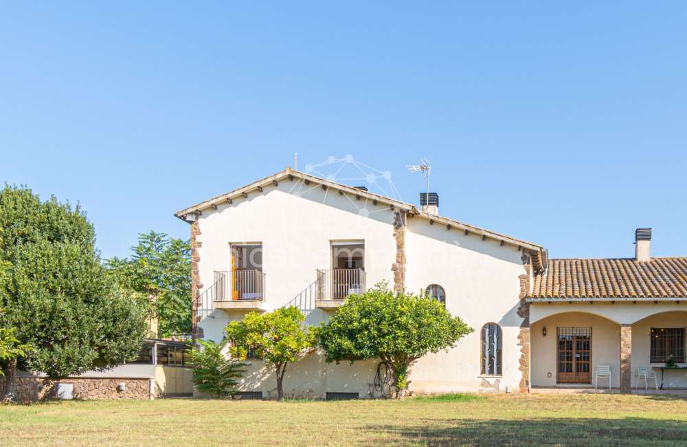 Maison/villa individuelle de style rustique, située à Bon Relax, à Sant Pere Pescador, à 1 km de la mer.0