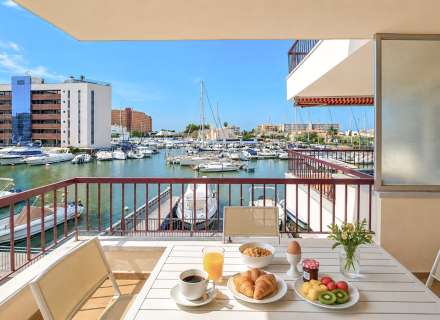 El teu racó vora el mar a Roses: terrassa amb vistes al canal i pàrquing privat1