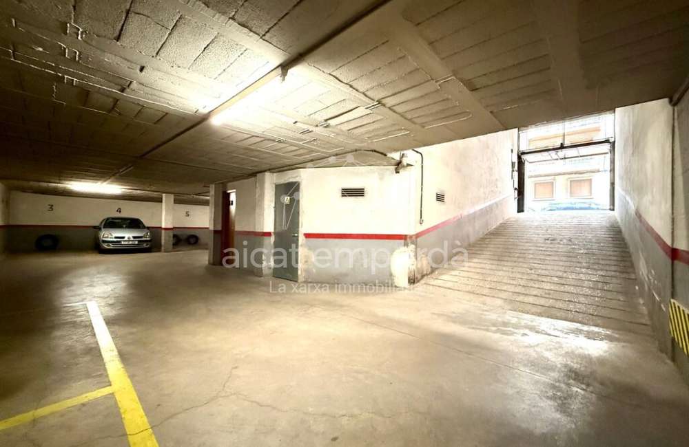 Pàrquing per a cotxe i moto en venda al centre de Figueres (C/Vicenç Dauner).2