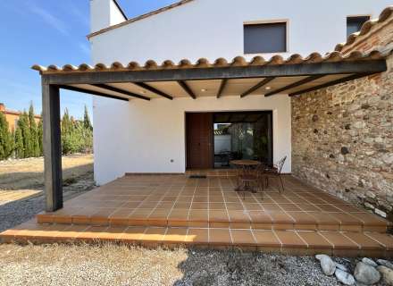 Maison moderne avec jardin et fort potentiel à Pontós.1